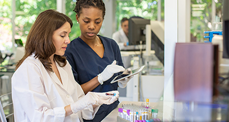 Mujer en un laboratorio